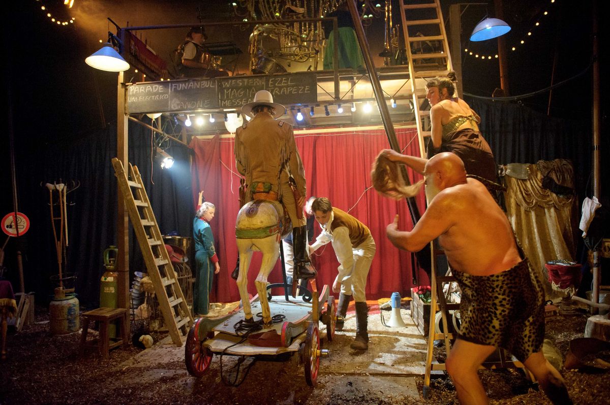 Wankele positie theater- en circusartiesten